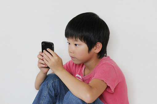 スマホが原因の目の病気とは、液晶画面を長時間見続けることで起きる
